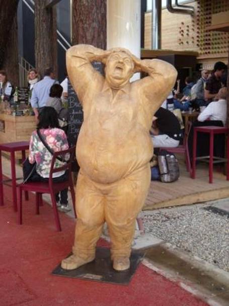 Statua lignea di un uomo grasso e disperato, in Trentino Alto Adige